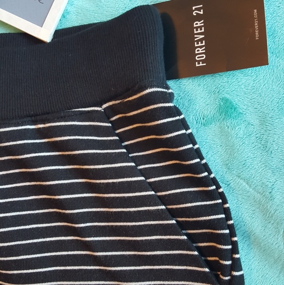 FOREVER 21 🌼 NWT SHORTS - Picture 2 of 3